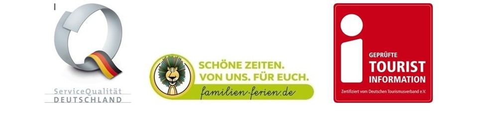 Logos von ServiceQualität Deutschland, familien-ferien und Tourist Information.