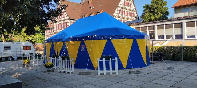 Zirkuszelt auf dem Rathausplatz in Münsingen im Biosphärengebiet Schwäbische Alb.