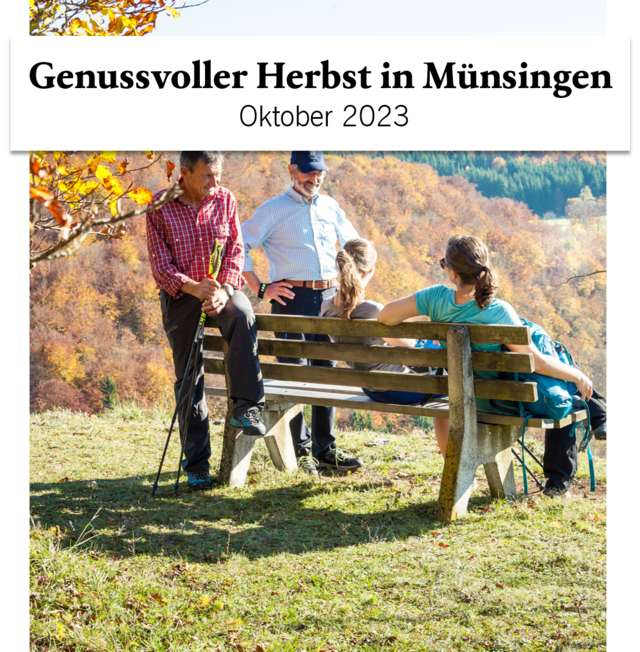 Der Newsletter im Oktober von Münsingen im Biosphärengebiet Schwäbische Alb. Mehrere Wanderer stehen und sitzen auf einer Bank und unterhalten sich. Drumherum ist der bunte Herbstwald. Oben ist ein Schriftzug "Genussvoller Herbst in Münsingen - Oktober 2023".