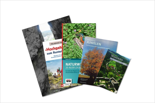 Bücher gibt es in der Touristik Information Münsingen im Biosphärengebiet Schwäbische Alb. Auf einem weißen Hintergrund sind mehrere Cover von Büchern.