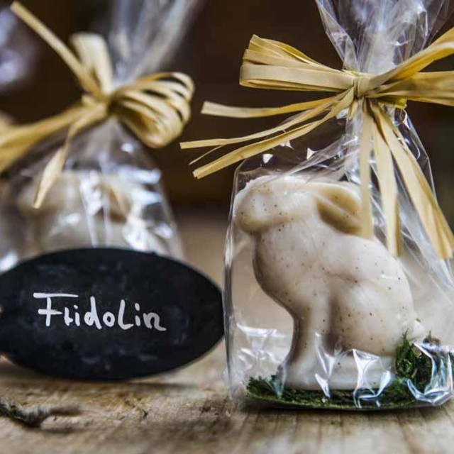 Geschenke aus Münsingen im Biosphärengebiet Schwäbische Alb. Eine Seife in Hasenform in einer Verpackung drappiert. Daneben steht ein Schild mit der Aufschrift "Fridolin"