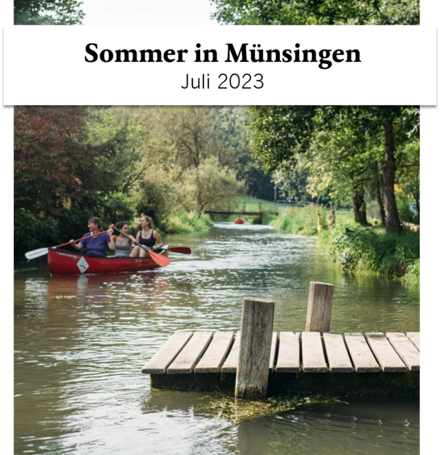 Der Newsletter im Juli von Münsingen im Biosphärengebiet Schwäbische Alb. Ein Steg, der ins Wasser führt. Dahinter fahren drei Personen im Kanu. Das Ufer wird von Gräsern, Pflanzen und Bäumen gesäumt. Weiter hinten ist ein weiteres Kanu und eine Brücke.