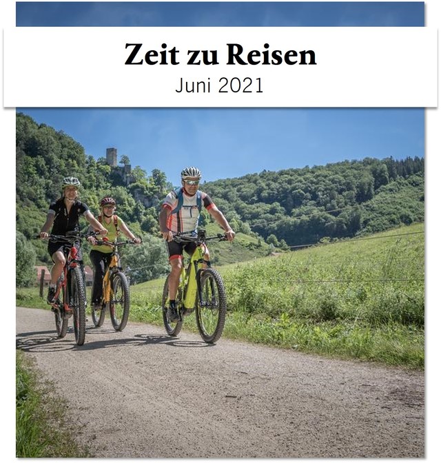 Newsletter Juni 2021 von Münsingen im Biosphärengebiet Schwäbische Alb. Drei Personen fahren mit e-Bikes auf einem Schotterweg. Dahinter ist eine Burg, die aus dem Wald herausragt. Es ist Sommer.